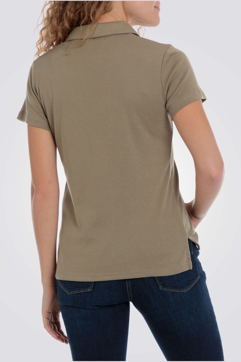 חולצת פולו עם זהב בצווארון