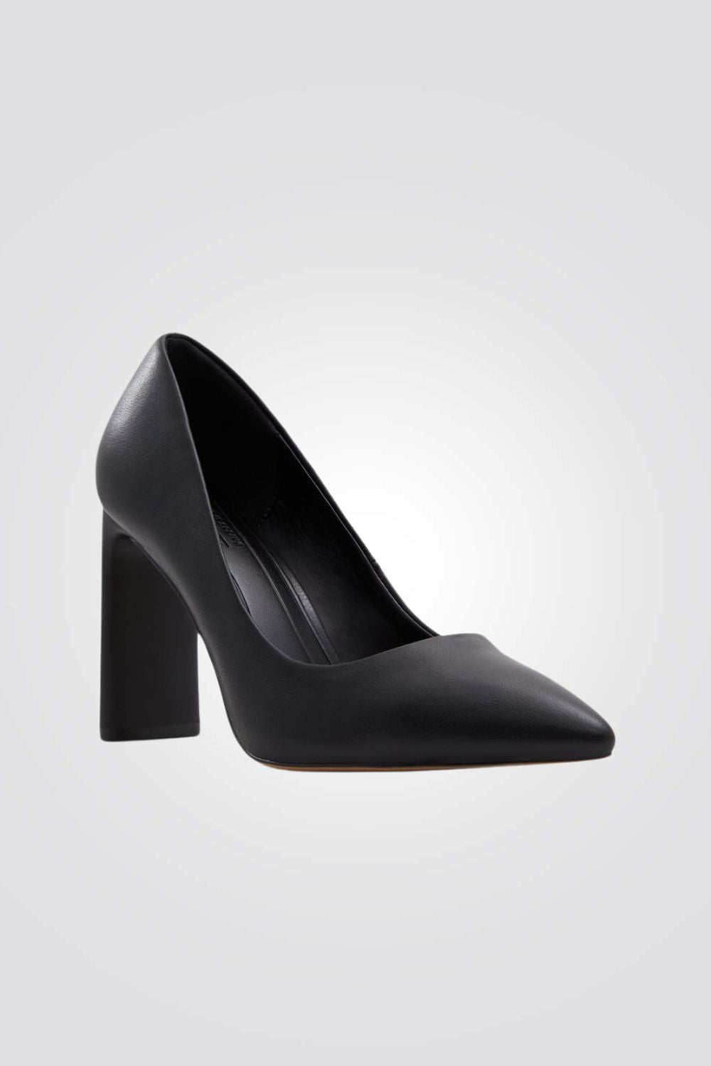 נעל עקב בצבע שחור