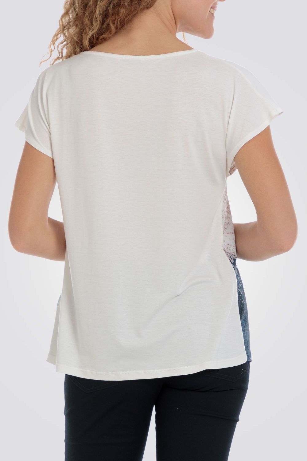 טישירט עם הדפס אבסטרקטי בצבע כחול