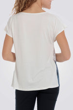 טישירט עם הדפס אבסטרקטי בצבע כחול