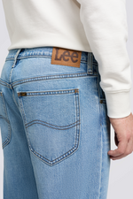 ג'ינס בצבע כחול בהיר