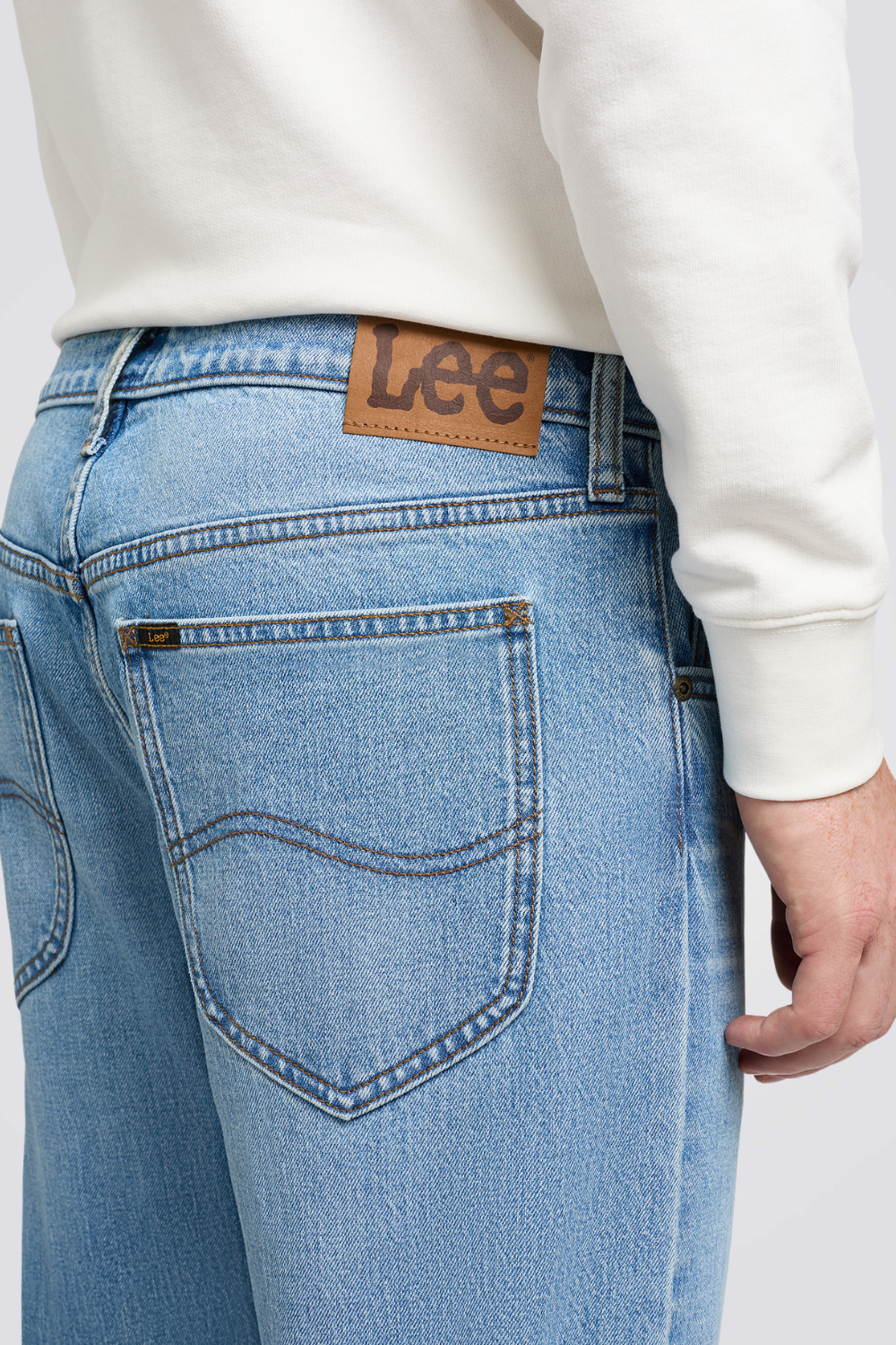 ג'ינס בצבע כחול בהיר