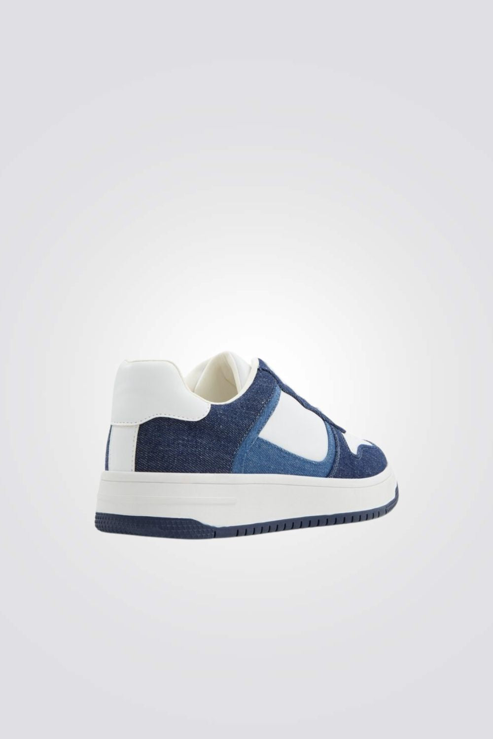 סניקרס בצבע כחול