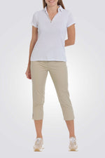 חולצת פולו עם זהב בצווארון