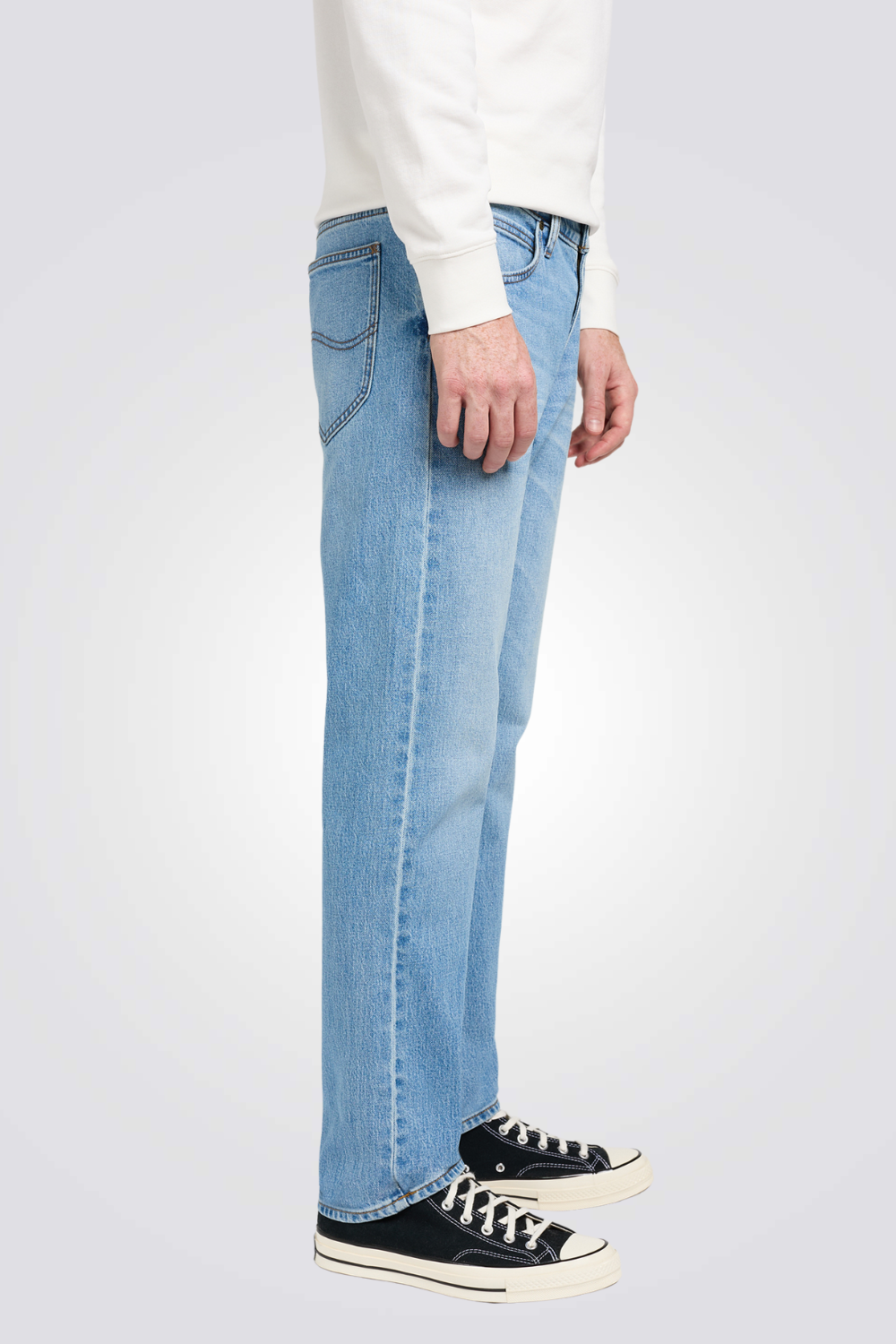 ג'ינס בצבע כחול בהיר