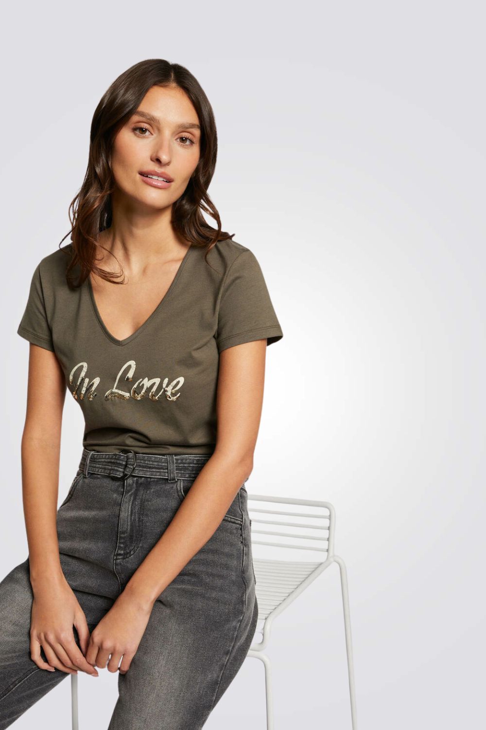 חולצה עם הדפס בצבע חאקי