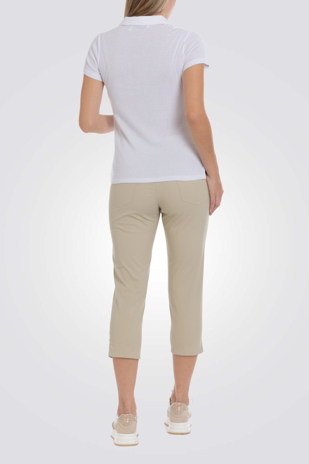 חולצת פולו עם זהב בצווארון