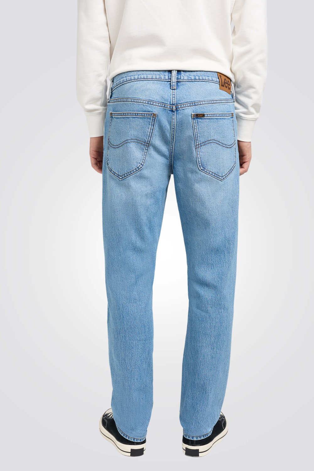 ג'ינס בצבע כחול בהיר