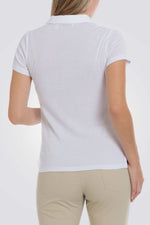 חולצת פולו עם זהב בצווארון