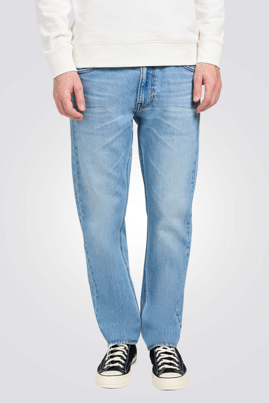 ג'ינס בצבע כחול בהיר