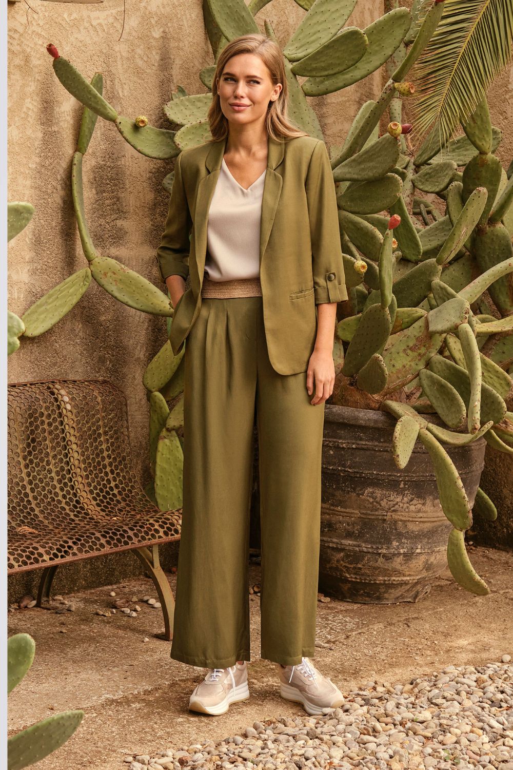 מכנס רגל רחבה בצבע ירוק זית 