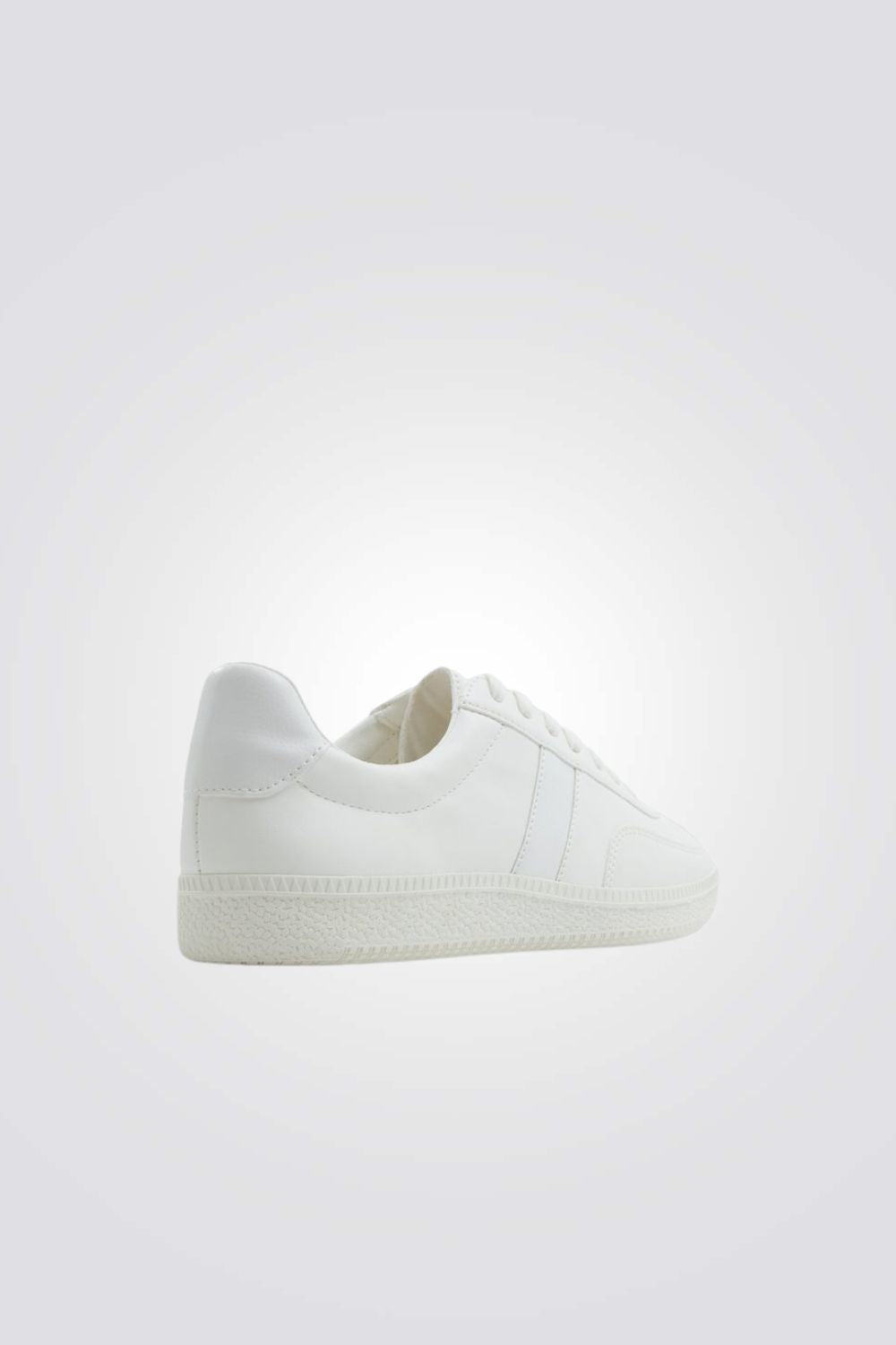 סניקרס בצבע לבן