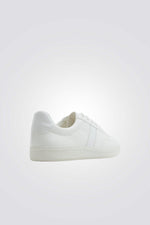 סניקרס בצבע לבן