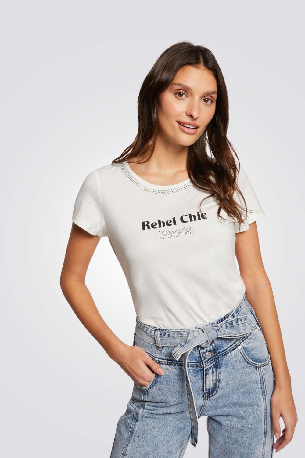 חולצת טי עם אבני חן והדפס