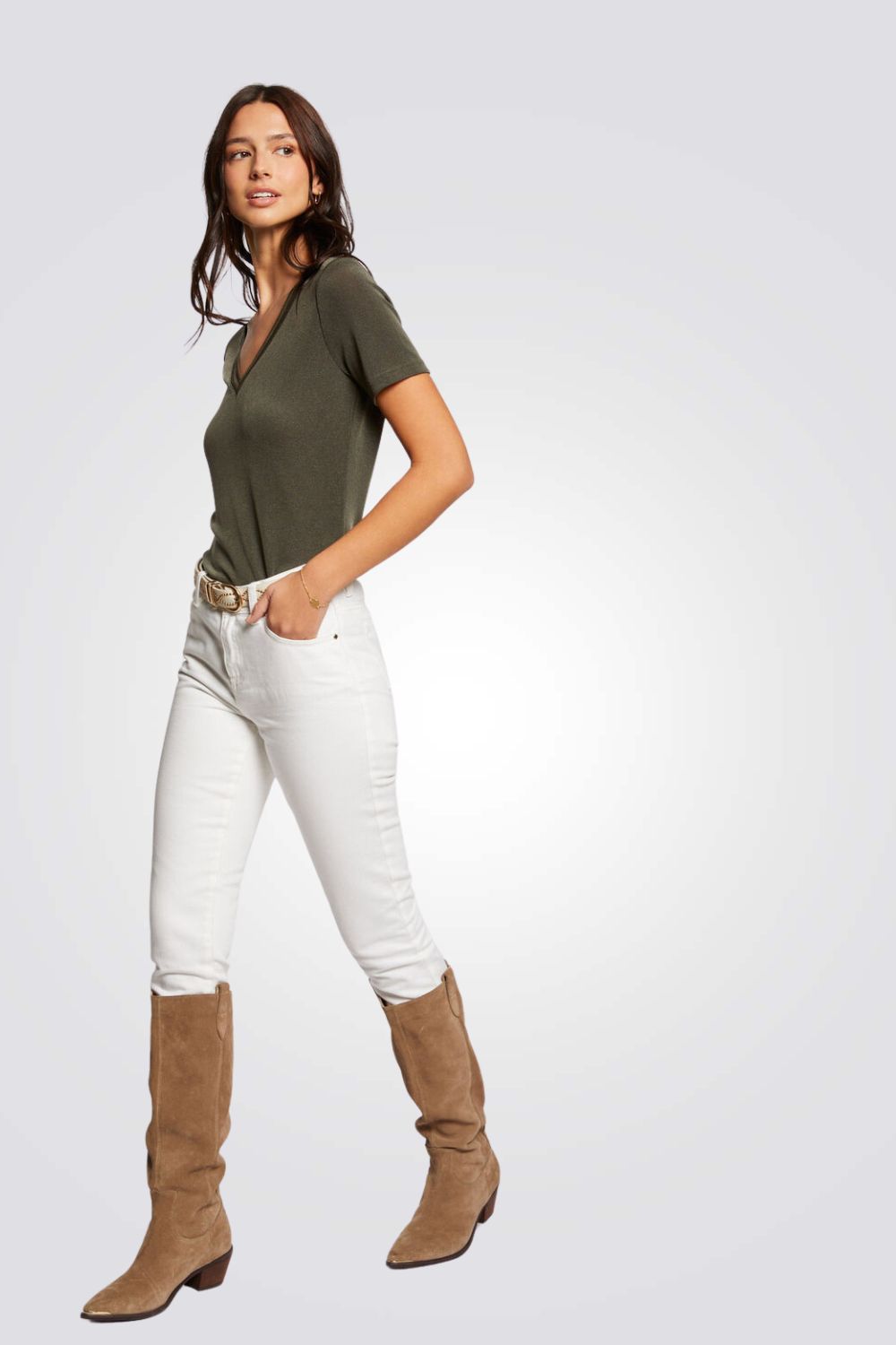 טישירט צווארון V בצבע חאקי