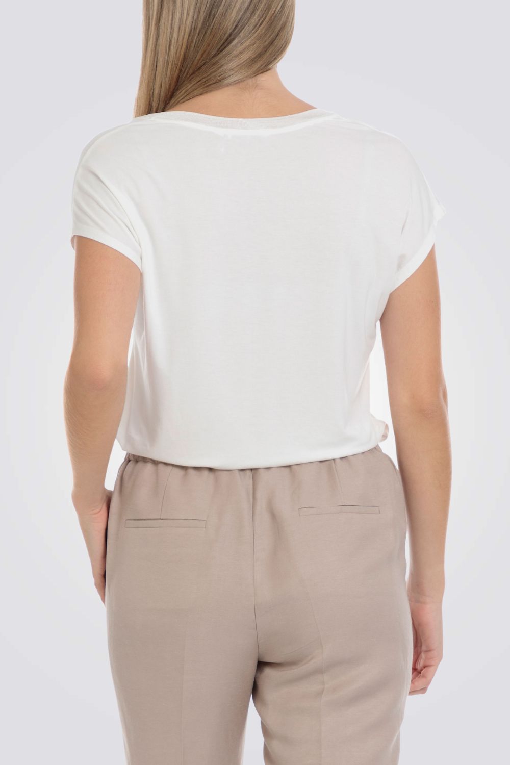 טישירט עם כיתוב בצבע לבן