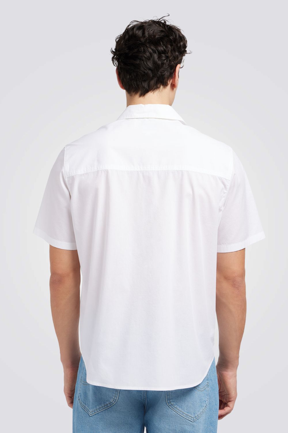 חולצה מכופתרת בצבע לבן