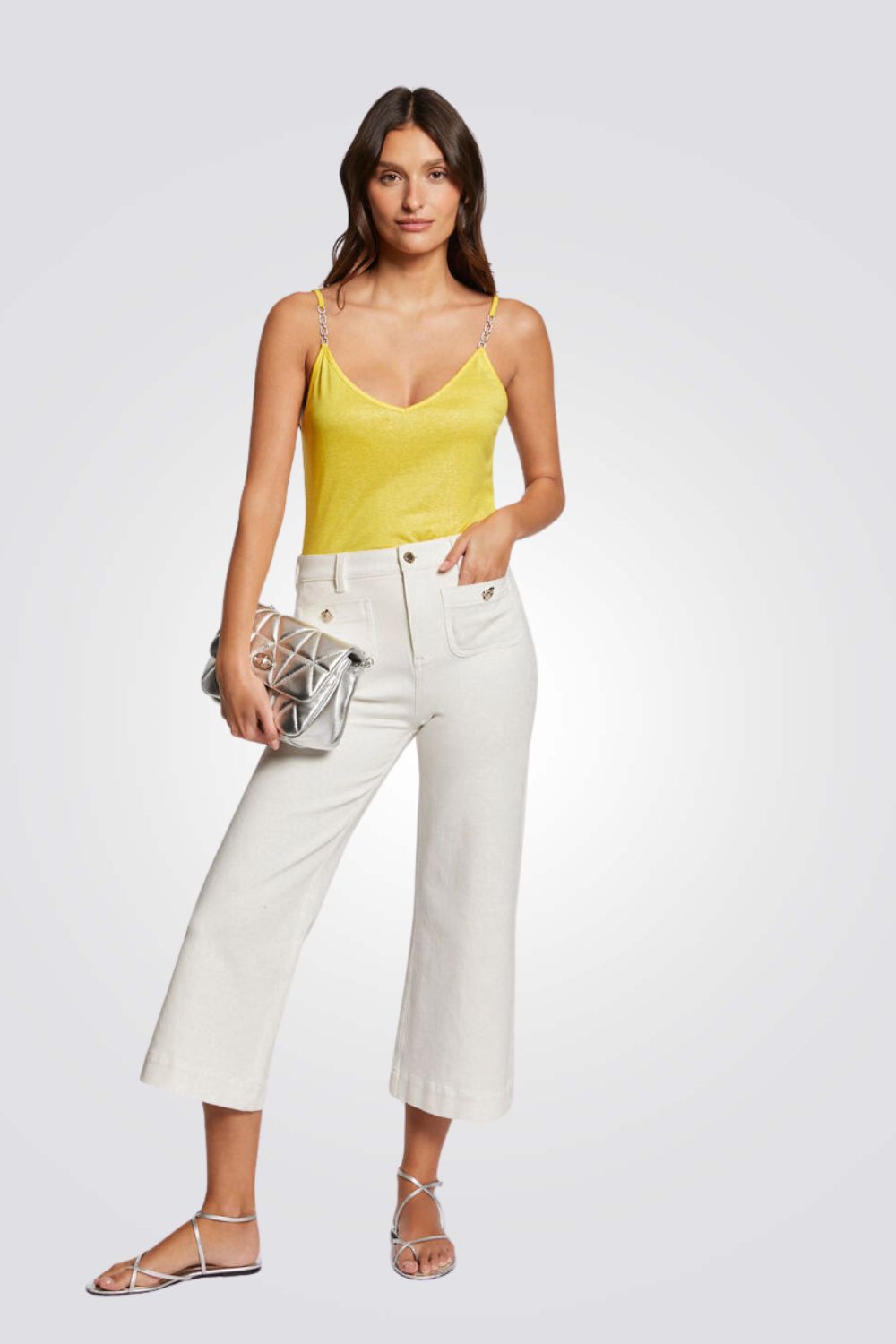 גופיה עם אבזם בכתף