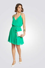 שמלה מיני מעטפת עם חגורה