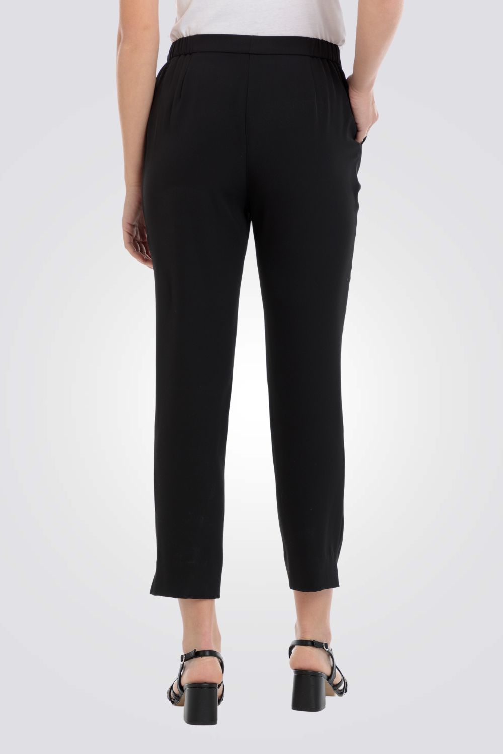 מכנסיים מחוייטים בצבע שחור