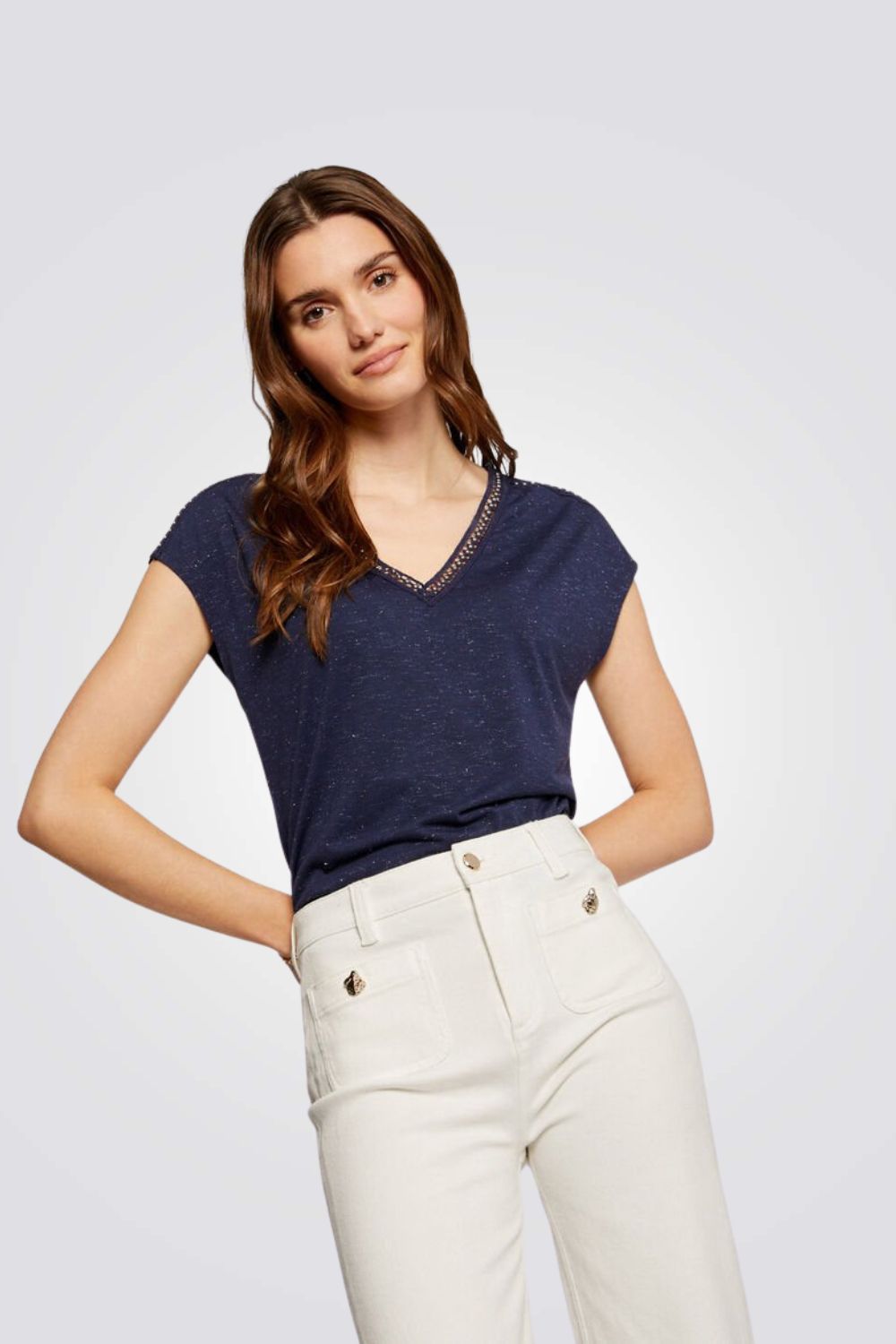 חולצה עם צווארון תחרה