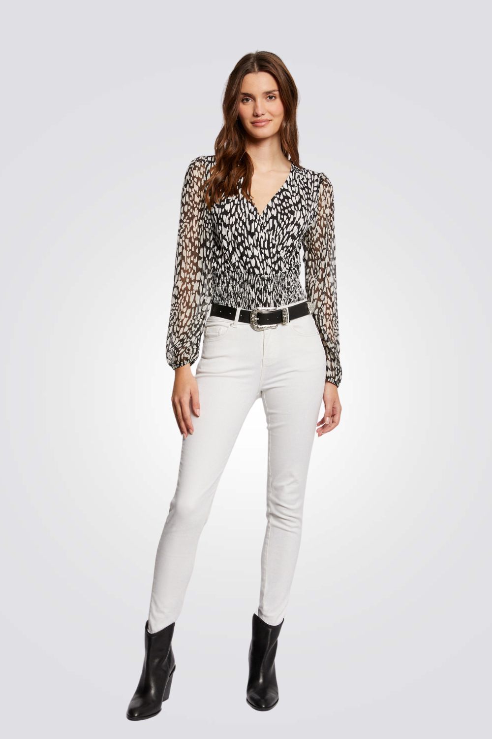 חולצה עם הדפס אבסטרקטי בצבע שחור לבן