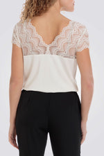 חולצה עם תחרה בצבע לבן