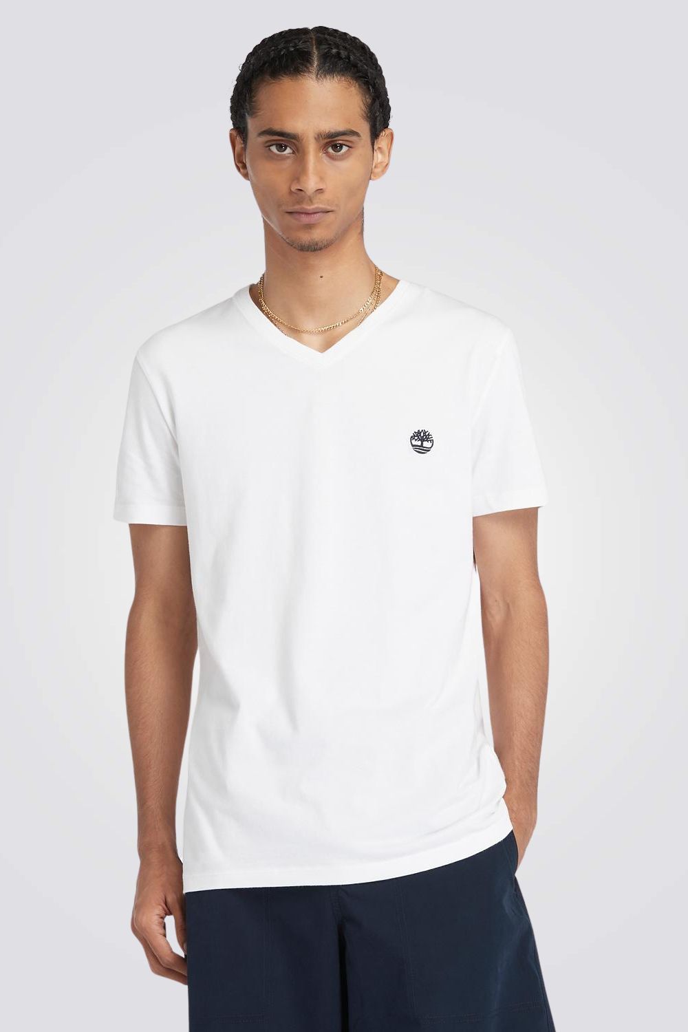 טישירט צווארון וי בצבע לבן