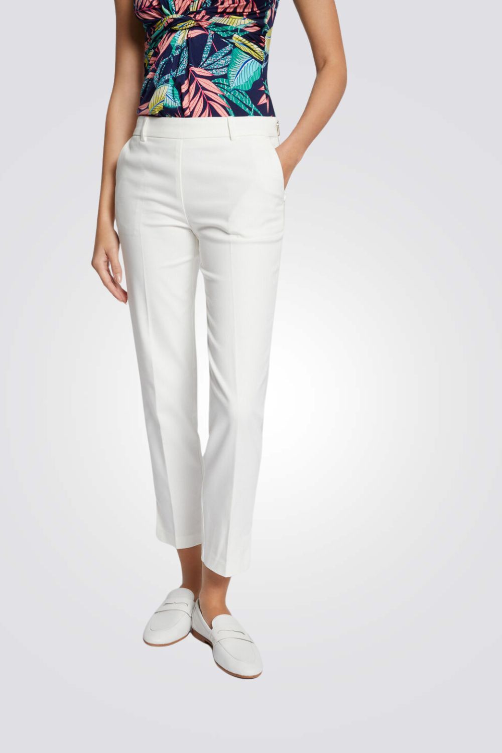 מכנסיים מחוייטים בצבע לבן