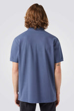 חולצה פולו בצבע כחול