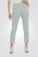 מכנסיים מחוייטים בצבע ירוק בהיר