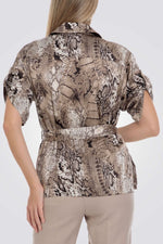 חולצה עם הדפס מנומר וחגורה