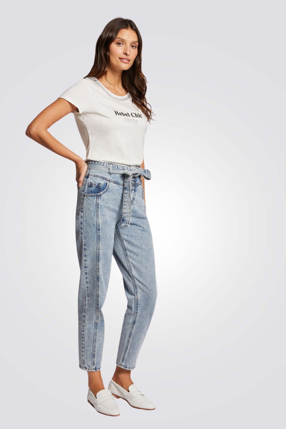 חולצת טי עם אבני חן והדפס