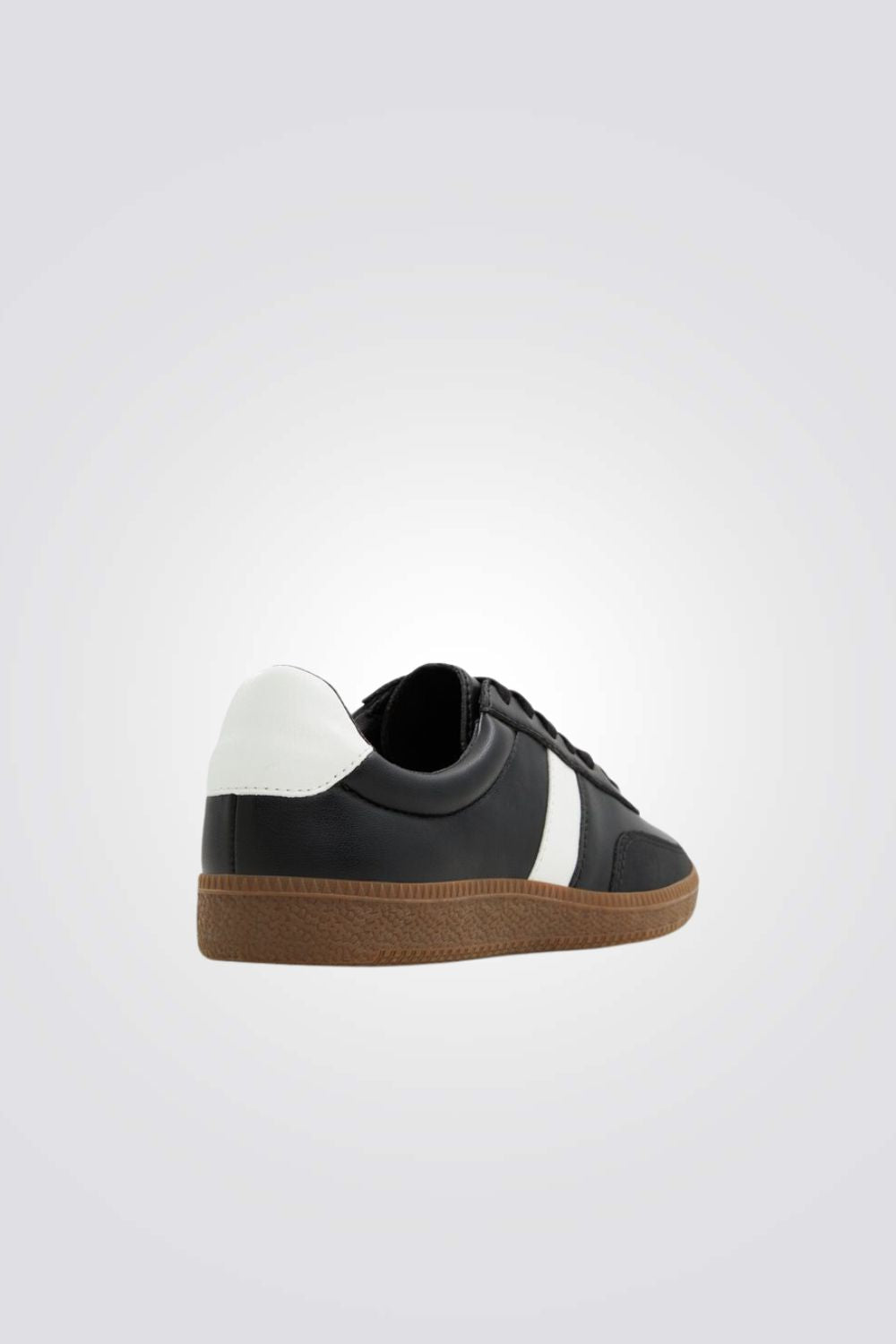 סניקרס בצבע שחור