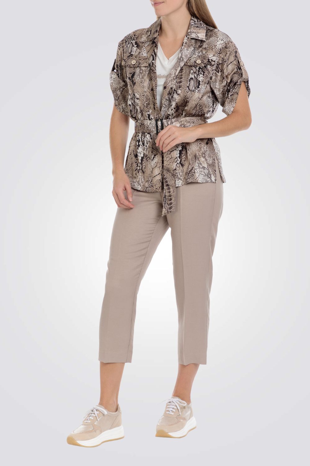 חולצה עם הדפס מנומר וחגורה