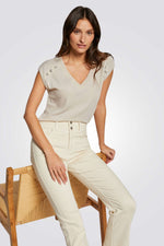 טישירט עם כפתורים דקורטיביים