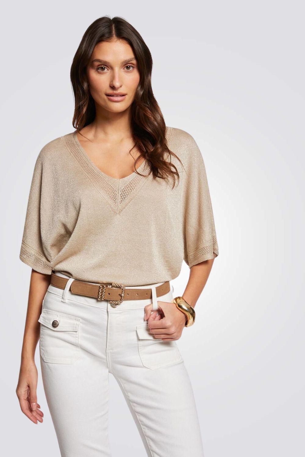 חולצה עם שרוולים קצרים בצבע בז'