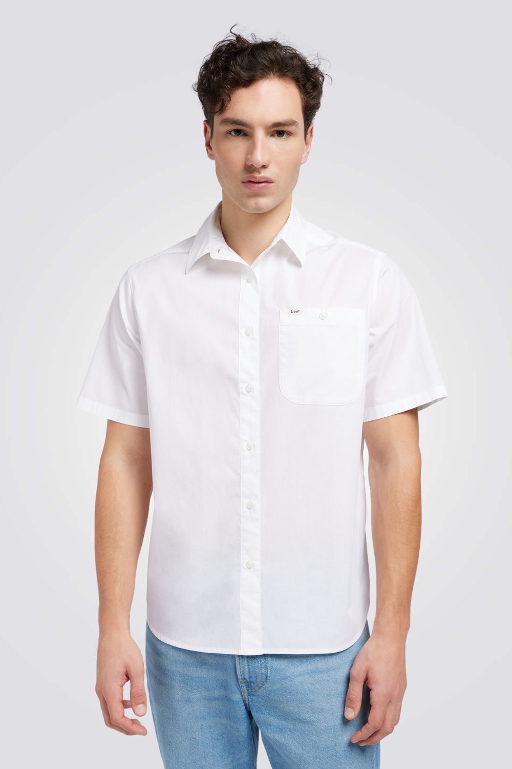 חולצה מכופתרת בצבע לבן