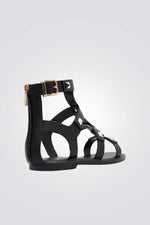 סנדל גבוה עם ניטים בצבע שחור