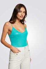 גופיה עם אבזם בכתף