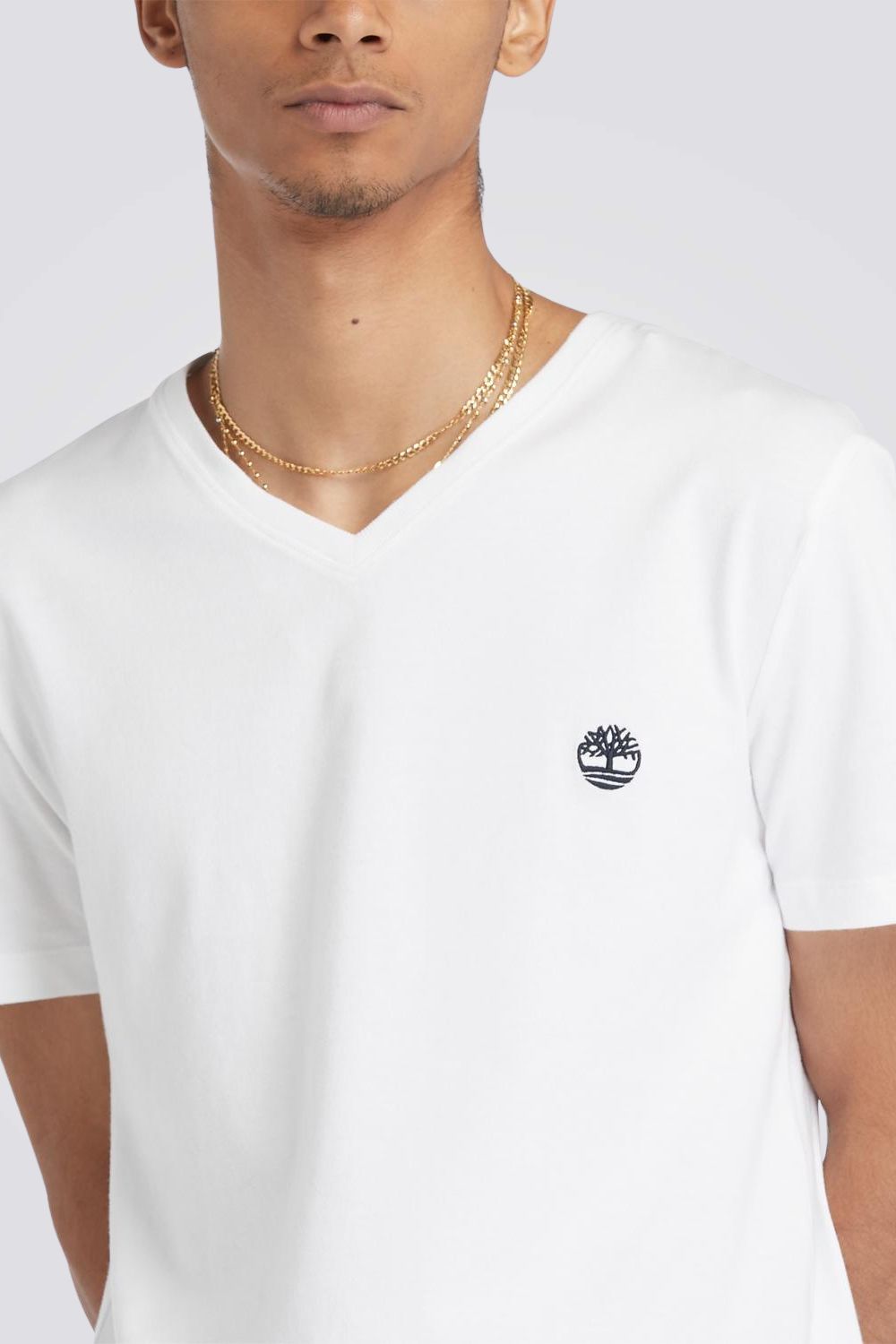 טישירט צווארון וי בצבע לבן