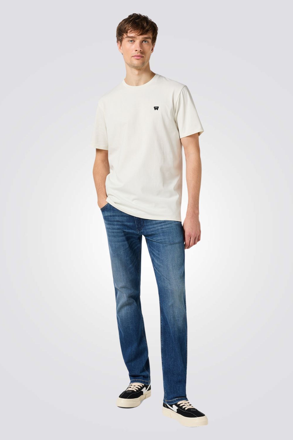 טישירט בצבע לבן