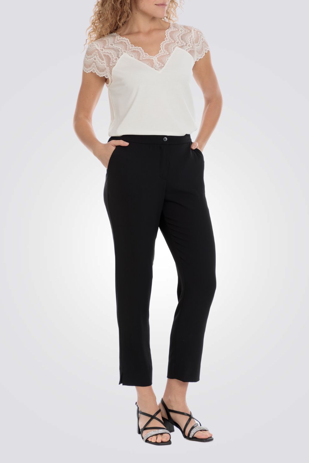 חולצה עם תחרה בצבע לבן