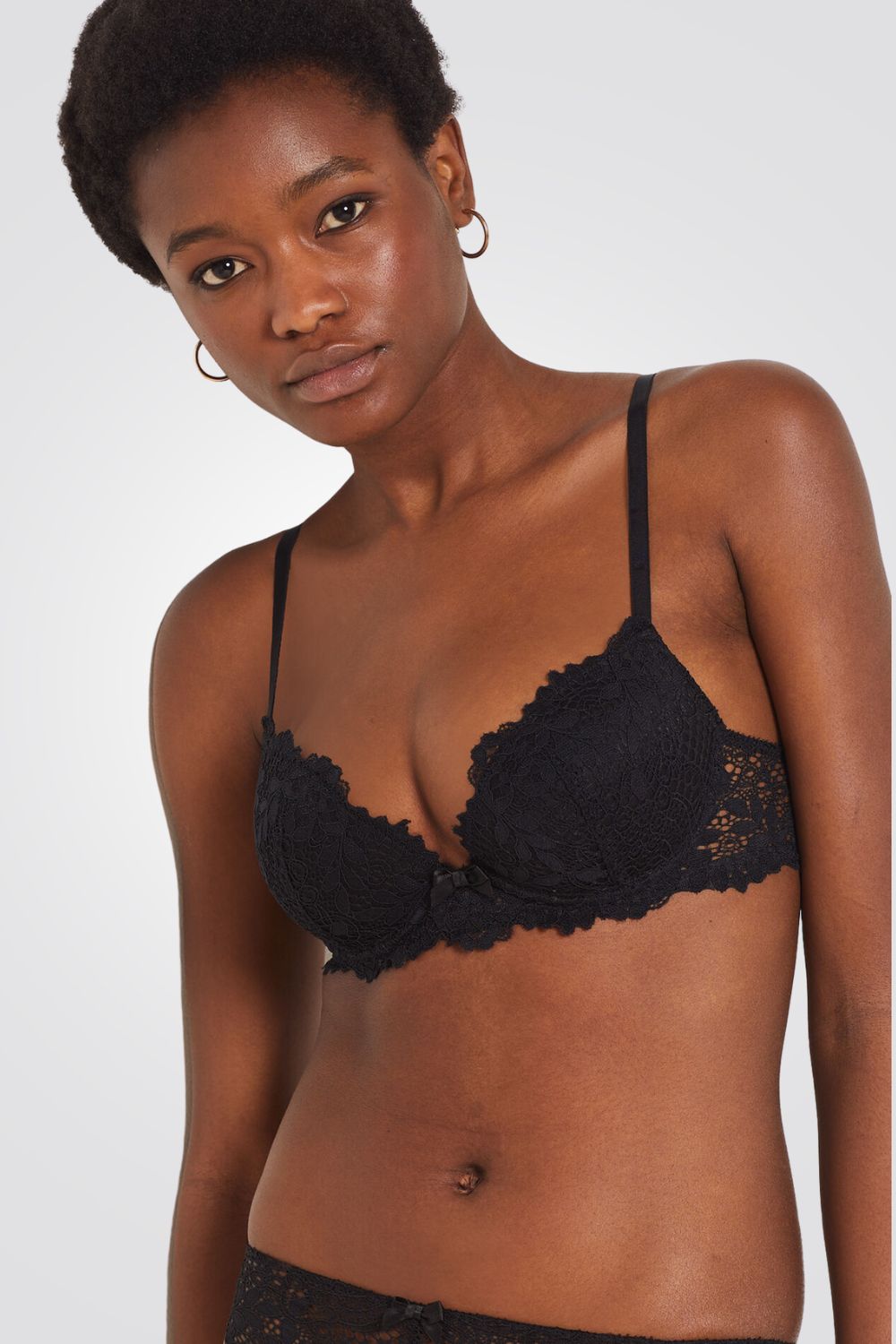 חזיית תחרה מרופדת בצבע שחור