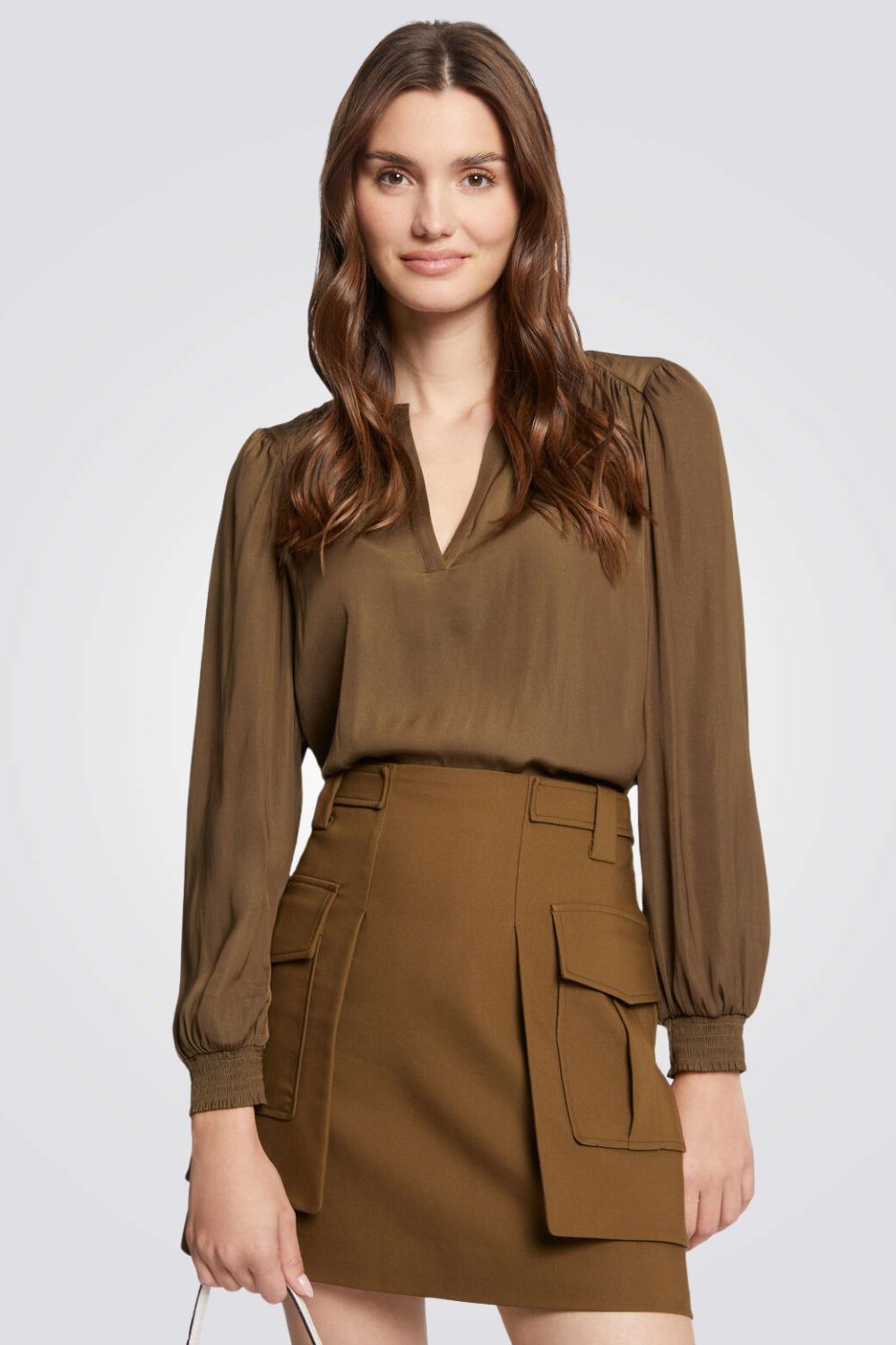 חולצה עם שרוולים ארוכים בצבע חאקי