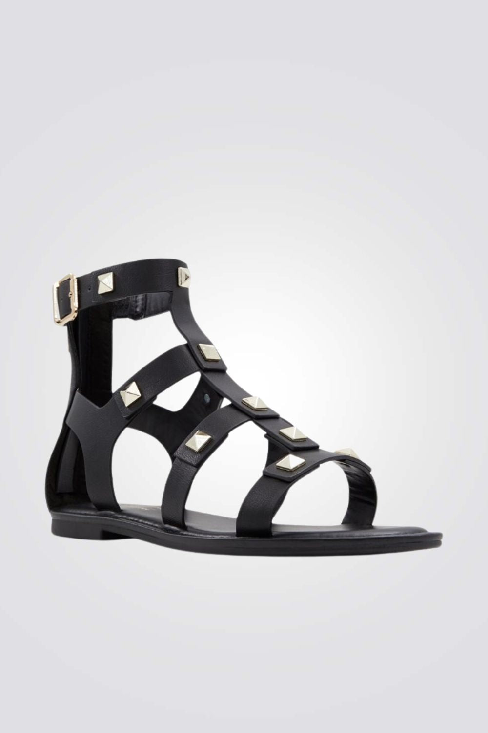 סנדל גבוה עם ניטים בצבע שחור