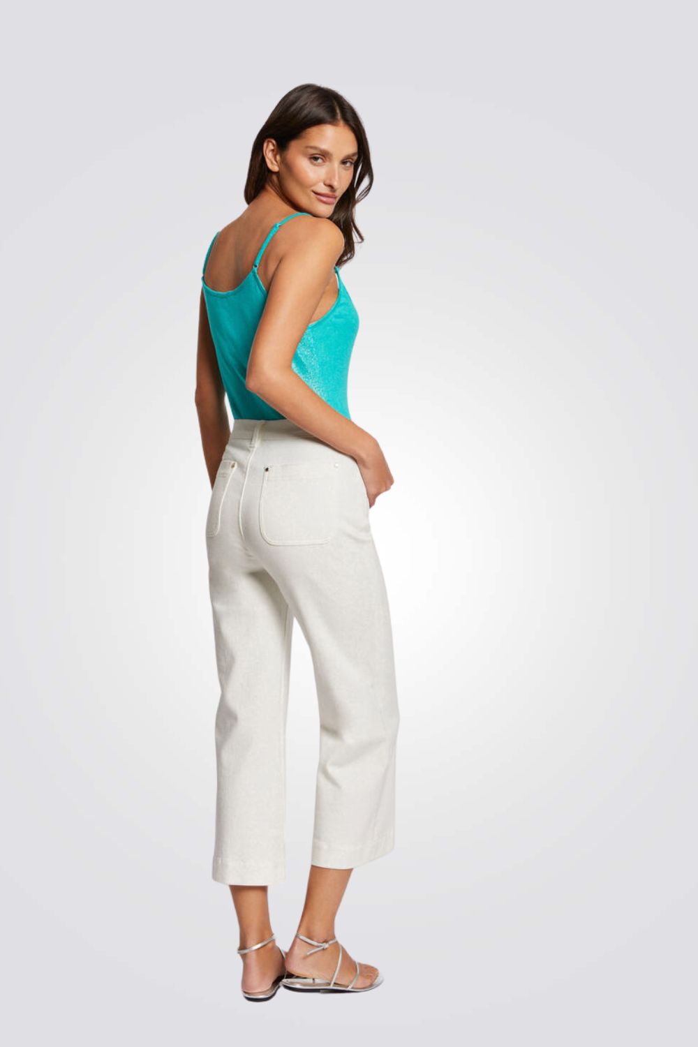 גופיה עם אבזם בכתף