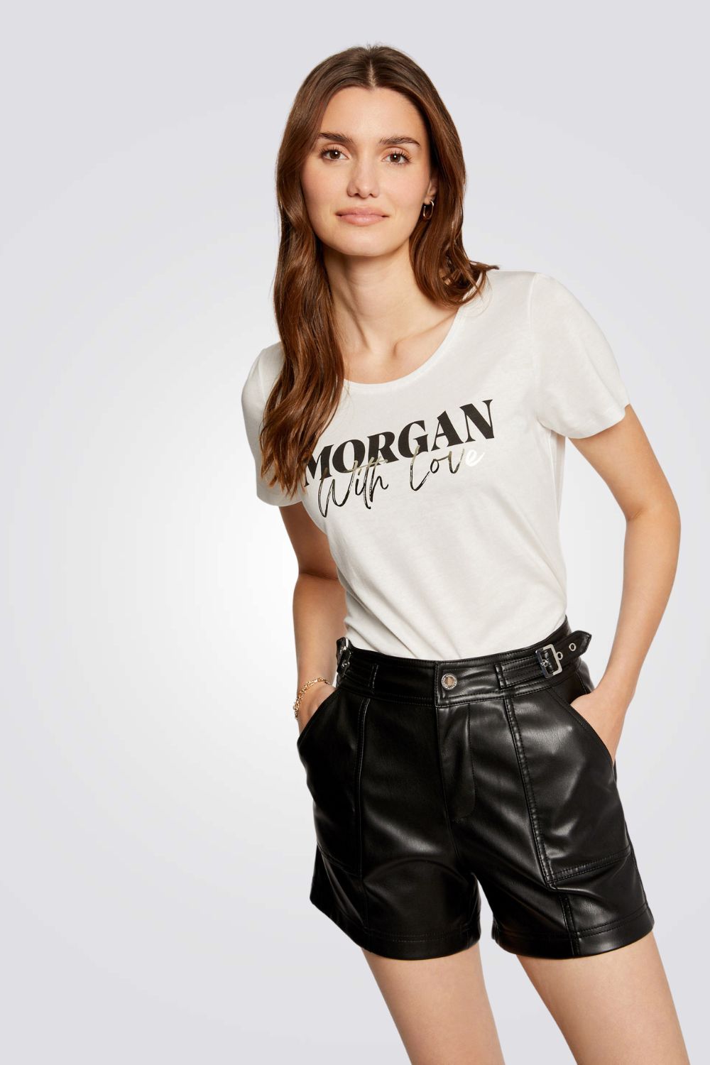 חולצת טי עם שרוולים קצרים בצבע לבן