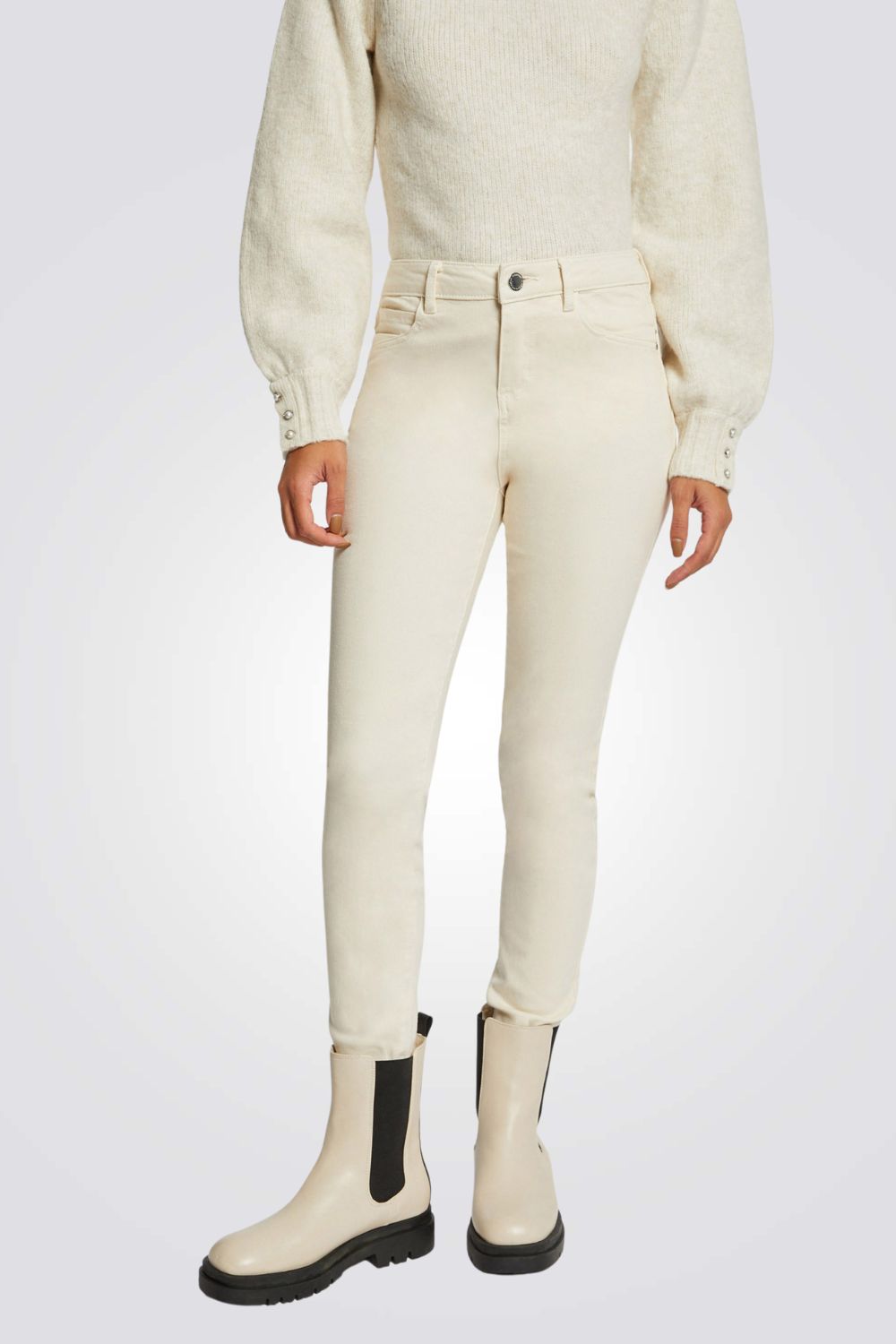 מכנסיים ארוכים בצבע בז'