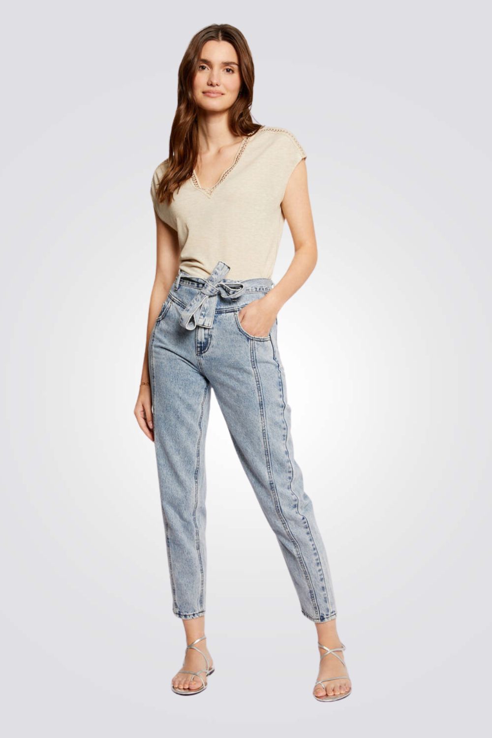 חולצה עם צווארון תחרה